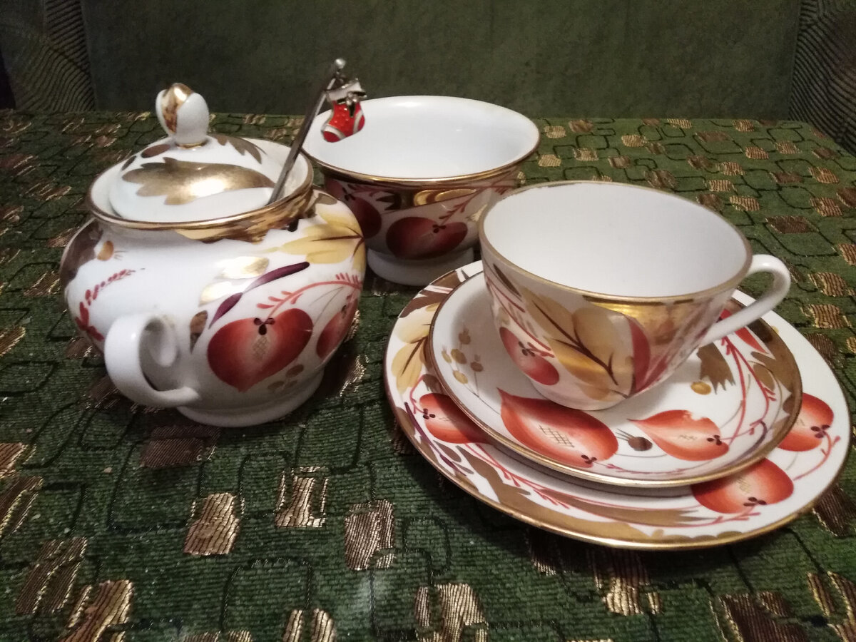 Сахарница, вазочка для варенья, тарелка для пирожков и чайная пара.