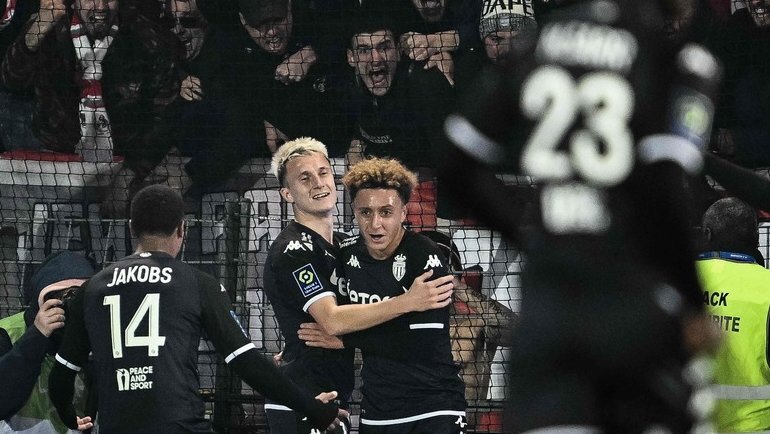    Александр Головин празднует забитый мяч с одноклубниками.