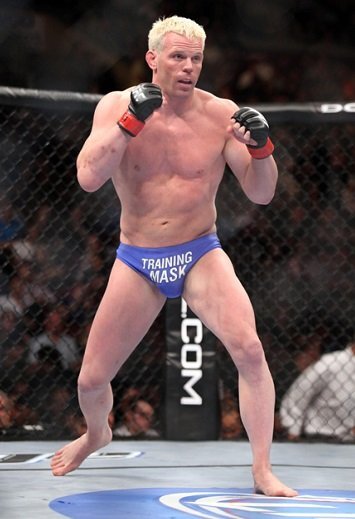 В 2012 году россиянин Хабиб Нурмагомедов подписал контракт с UFC, сильнейшей лигой MMA в мире.-3