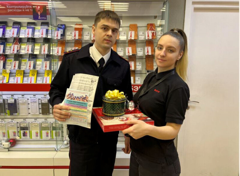 Анастасия Воробьева получила подарки и благодарность от полиции за свой благородный поступок. фото пресс-службы ГУ МВД по Иркутской области. 