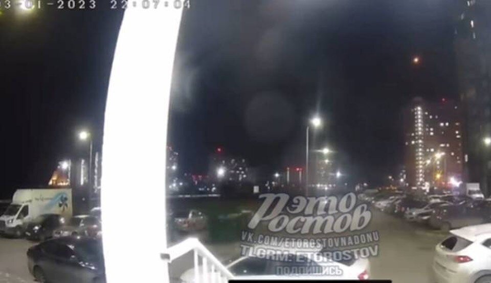     Вспышка в небе (на правом углу справа - прим. ред.) попала на камеры. Фото: скриншот с видео паблика в "ВК" "Это Ростов! – новости Ростова-на-Дону"