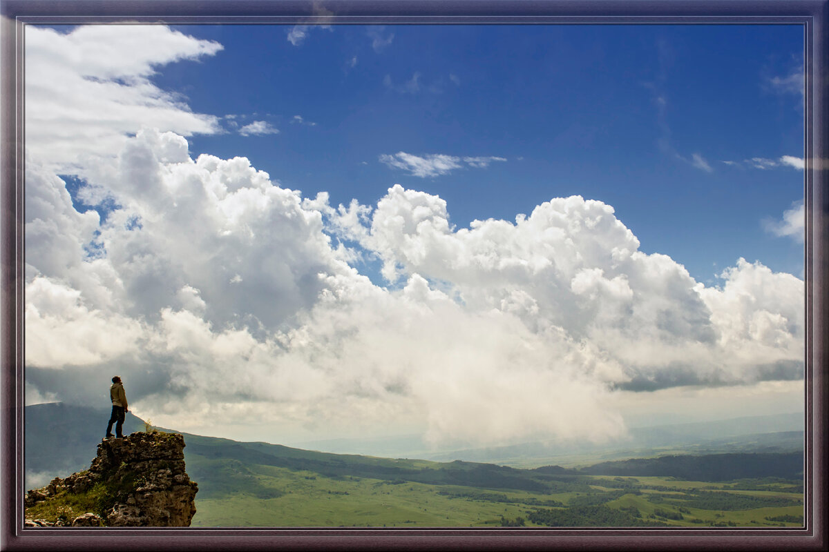 Синее небо над истоком маленькой речушки Кувы 