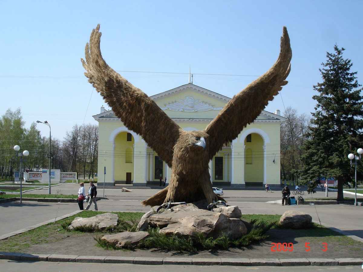 Гесм орел. Памятники города орла. Г Орел памятники орла. Статуя орла в городе Орел. Памятник Орлу в Орле.