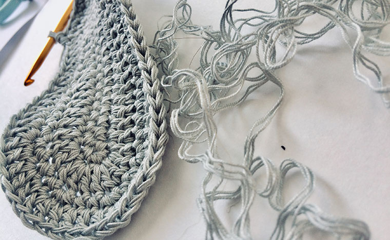 Я вязала из нити потоньше в 4 сложения, чтобы подошва  лучше держала форму, но можно использовать и нить толщиной как основную в два сложения.