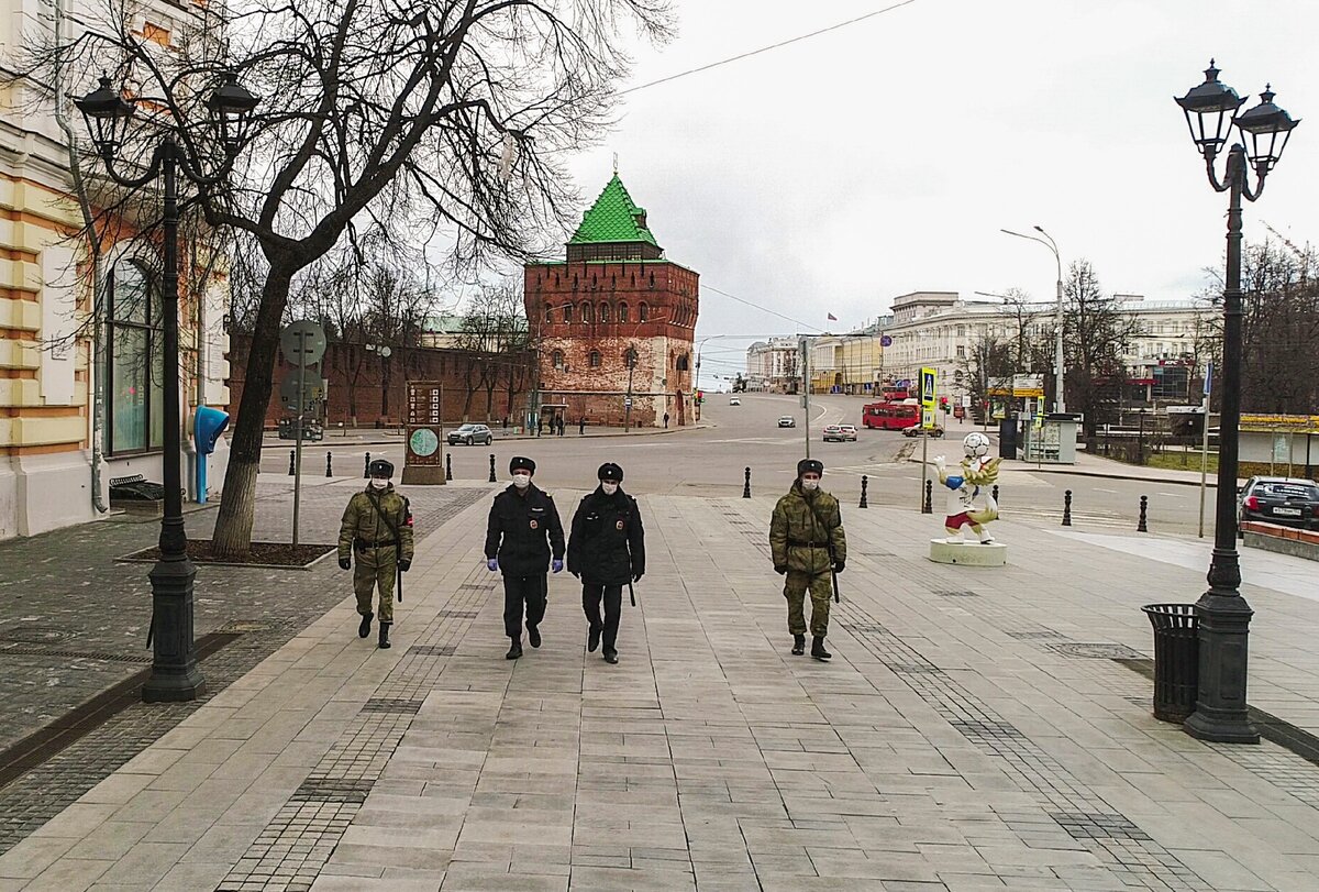 Последние несколько недель мы живем в режиме какого-то зомби-апокалипсиса. Пустынные улицы, по крайней мере, в самом центре, пустые трамваи, и лишь редкие прохожие вдруг попадутся тебе навстречу. Единственное место, где можно встретить народ – это крупный продуктовый, или банкомат. Редкий прохожий пробежит по Покровке и скроется куда-то в подворотне. Главная городская улица вновь пустынна. Ну, как пустынна? По ней ходят патрули и мы с оператором. 