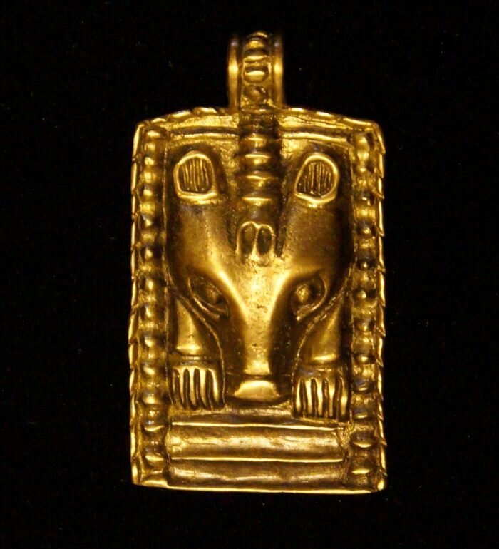 Украшения в зверином стиле (Изображение взято с сайта https://nashural.ru/culture/podarki-s-urala/permskiy-zveriniy-styl/)