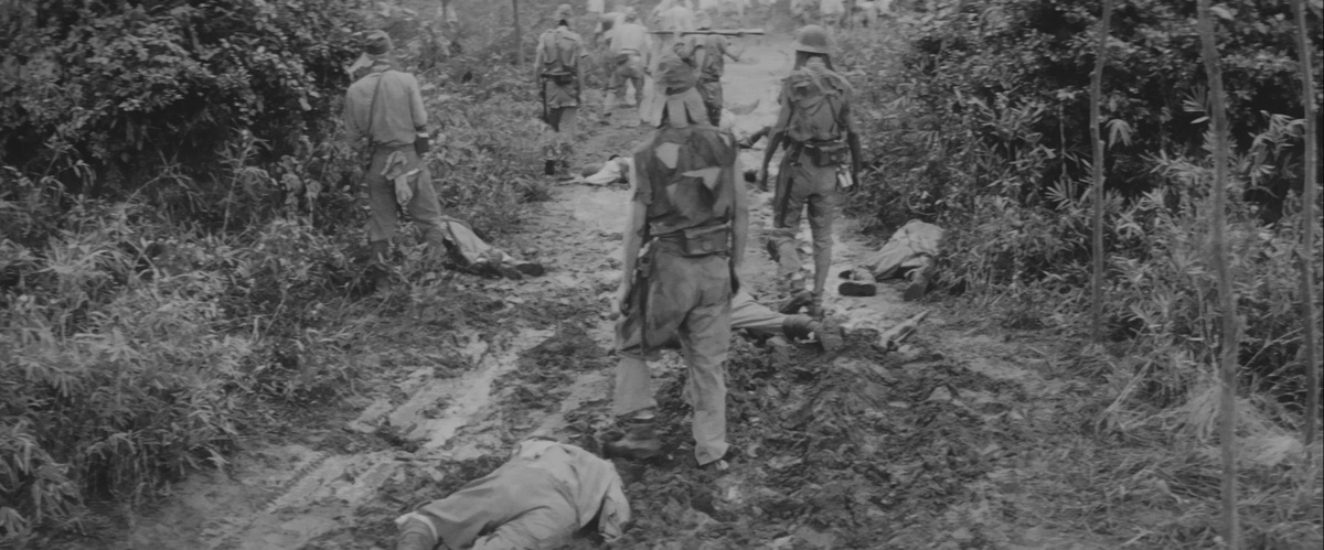 Тамура присоединятся к точно таким же бесцельно бредущим персонажам. Возникает ощущение, что многие из них уже бросили сражаться даже за свою жизнь.