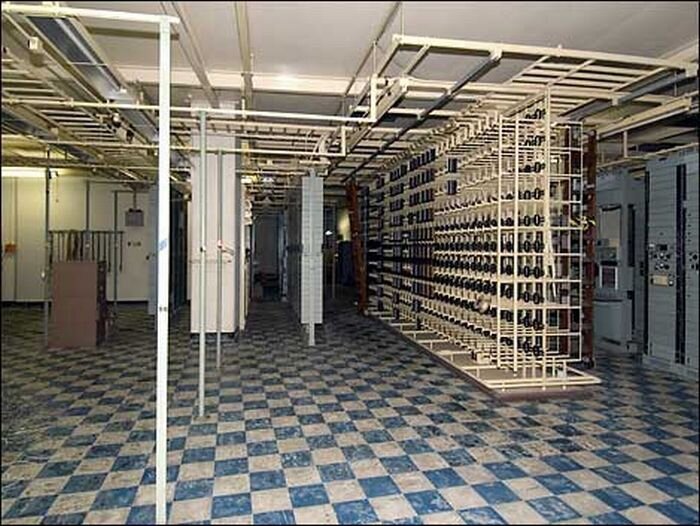 Этот бункер, построенный британским правительством в 1950х годах, создавался как штаб-квартира Правительства, а также как бункер для местных жителей при угрозе ядерной атаки. Это комплекс, размером в чуть больше 14 гектаров, находится в 30 метрах под Коршемом. Там есть достаточно места и ресурсов, чтобы накормить и укрыть 6000 человек в течение 3-х месяцев, а так как он еще вмещает в себя подземное озеро и водоочистительную систему, здесь можно выжить гораздо дольше. Убежище было закрыто в 2005, но если вам придется находиться в старой доброй Англии во время атомного взрыва, пусть это место будет отмечено на вашей карте.