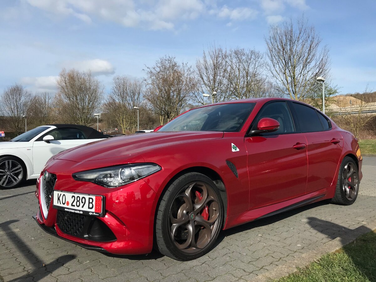 Чего стоит одно название, Alfa Romeo Giulia Quadrifoglio Verde вызывает ассоциации с чем-то аристократичным, итальянским и безусловно красивым. 
