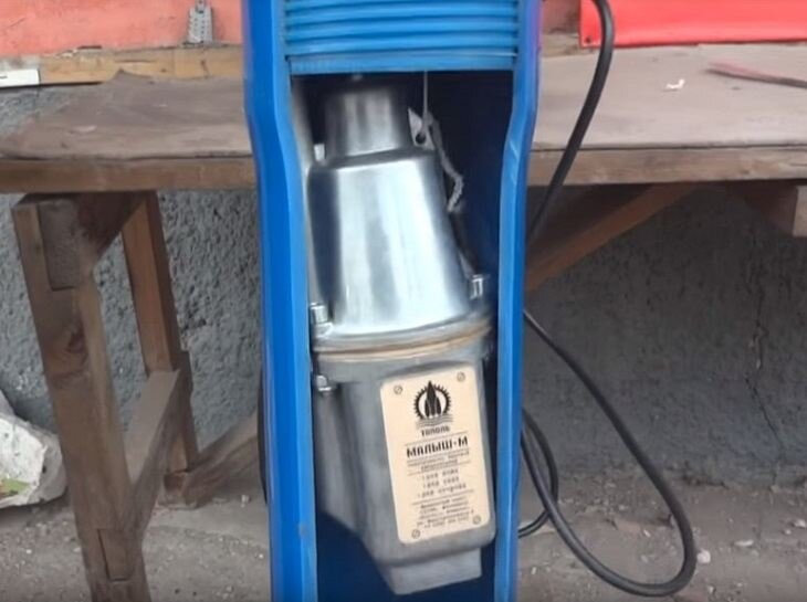 Вот так может застрять вибрационный насос в обсадной трубе. Чтобы быстро избавиться от проблемы, нужно знать, как достать насос из скважины, если он застрял и не сдвигается. Для каждой причины есть свой способ решения.