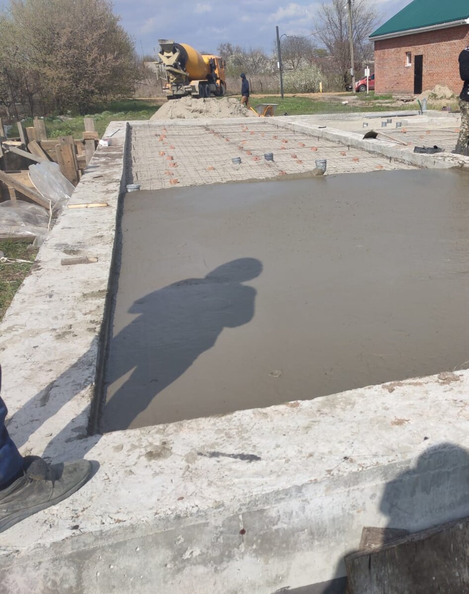 Бетон немного разбавляем  водой для того чтобы легче с ним было работать