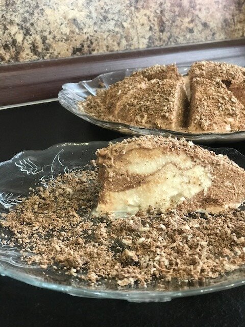 Готовый творожный торт, присыпанный шоколадной крошкой.