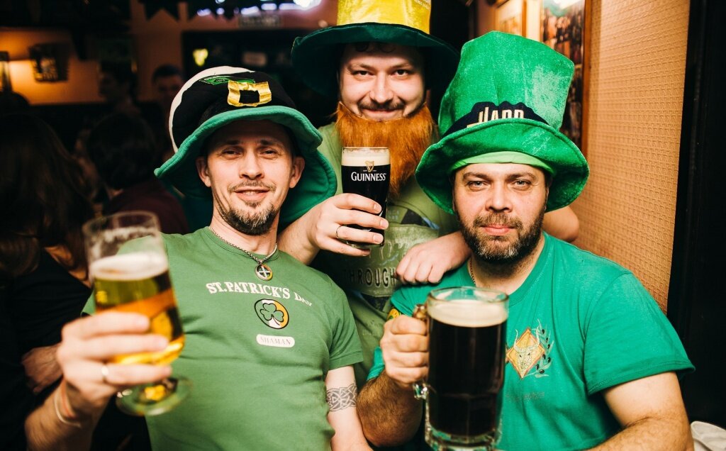 Drunken irish. Ирландский паб Святой Патрик. Ирландцы в пабе. Ирландец с пивом.