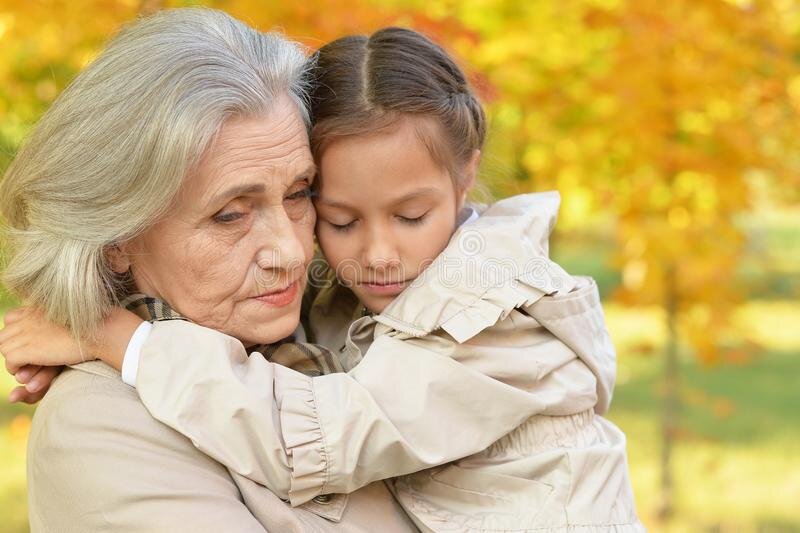 Бабушка и внучка. Внучка обнимает бабушку. Фотосессия бабушки и внучки. Бабушка обнимает дочь и внучку. Бабка внучка видео