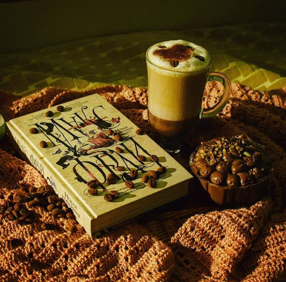 Макс Фрай "Новая кофейная книга". Расскажу как-нибудь в другой раз. А кофе получается именно тот что в стакане.