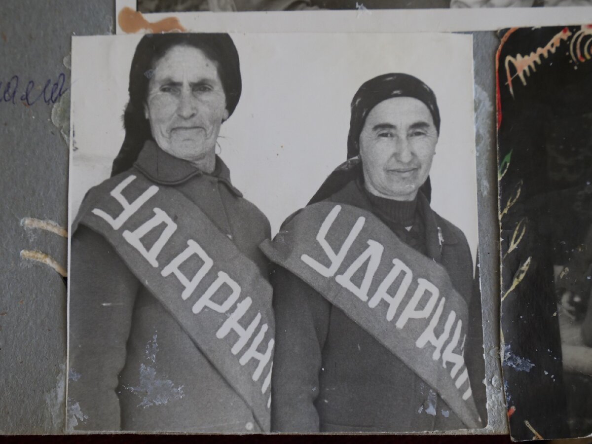 Слева — мама Земфиры Хаджи-Муратовной. Она была в числе тех, кто поднимал сельское хозяйство в Киргизии во время ссылки/Источник: личный архив Земфиры Хаджи-Муратовны