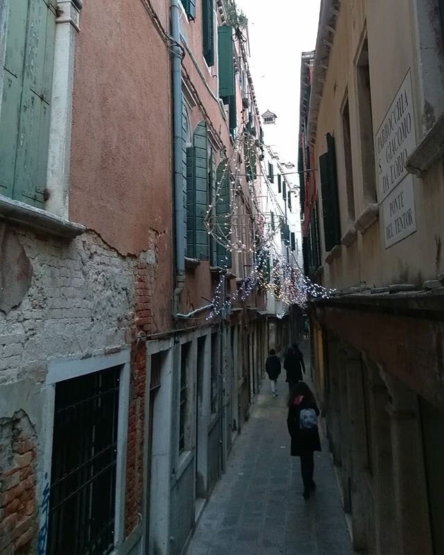 В узких улочках Венеции легко заблудиться. Особенно в сумерках. Фото из личного архива.