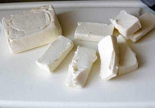     Разрезаем сыр на меленькие кусочки,чтобы он легче расплавился. Затем наливаем в кастрюлю воды и ставим кипятиться. Как только вода начинает кипеть,закидываем в нее сырки и ждем, пока они расплавятся.   