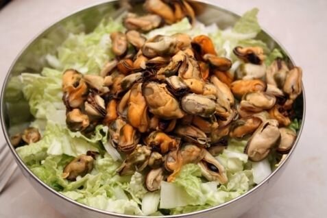 Рецепт: Салат из маринованных мидий