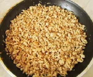     Если у вас нет готового фарша, то необходимо пропустить через мясорубку куриное филе и лук. Фарш посолить, поперчить. Затем необходимо поделить фарш на 2 части.       В одну часть фарша добавляем яйцо и перемешиваем (скорлупу от яйца не выбрасываем).       А другую часть куриного фарша необходимо обжарить на сковороде. Не забываем при этом заранее разогреть сковороду и налить в неё растительное масло. Фарш обжаривает до готовности (20 мин).       