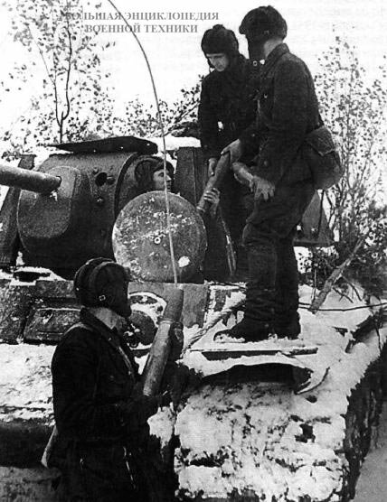 Загрузка боеприпасов в КВ. Ленинградский фронт, зима 1942 года