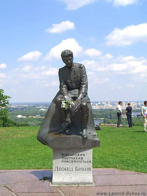 Памятник актеру Леониду Быкову в роли капитана Титаренко в Киеве.