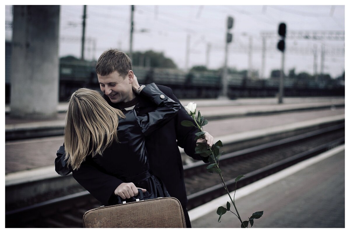 Мужчина встречает девушку. Встреча на вокзале. Встреча на вокзале влюбленных. Прощание влюбленных. Девушка прощается.