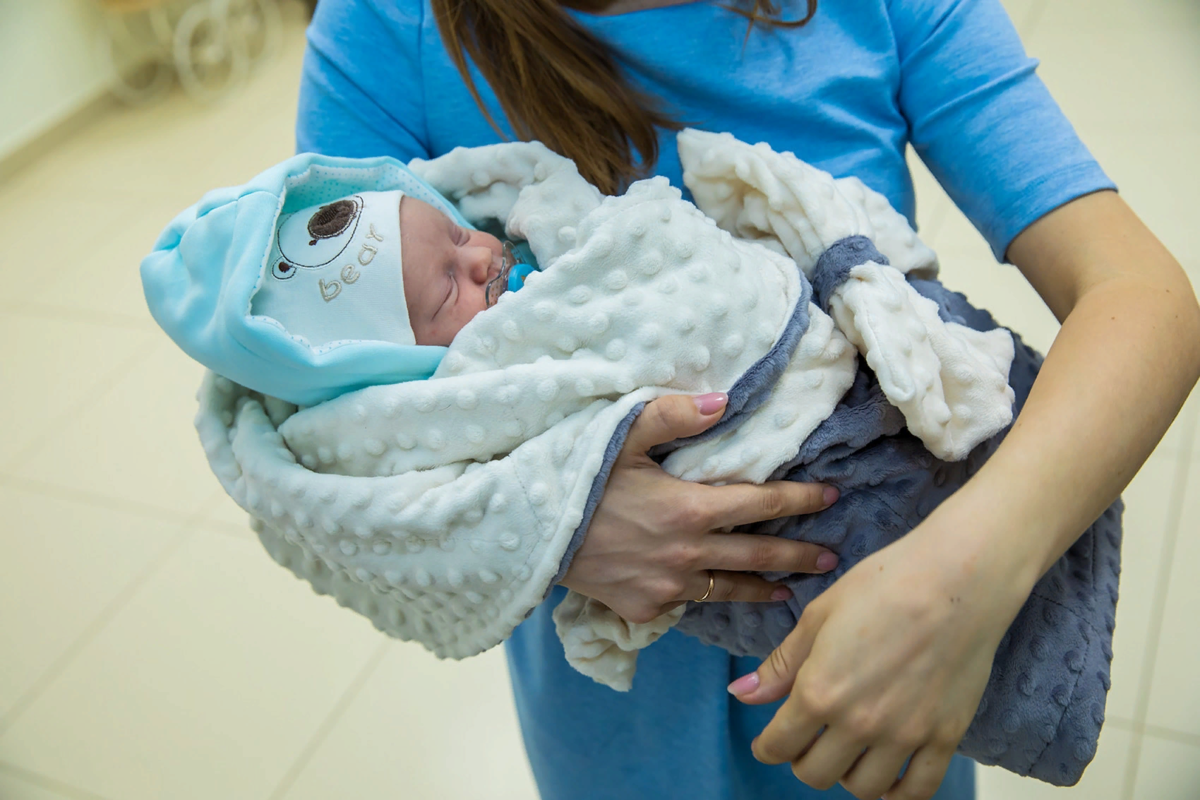 Выписка из роддома летом. Выписка из роддома. Выписка ребенка из роддома. Выписка новорожденных из роддома. Выписка с роддома