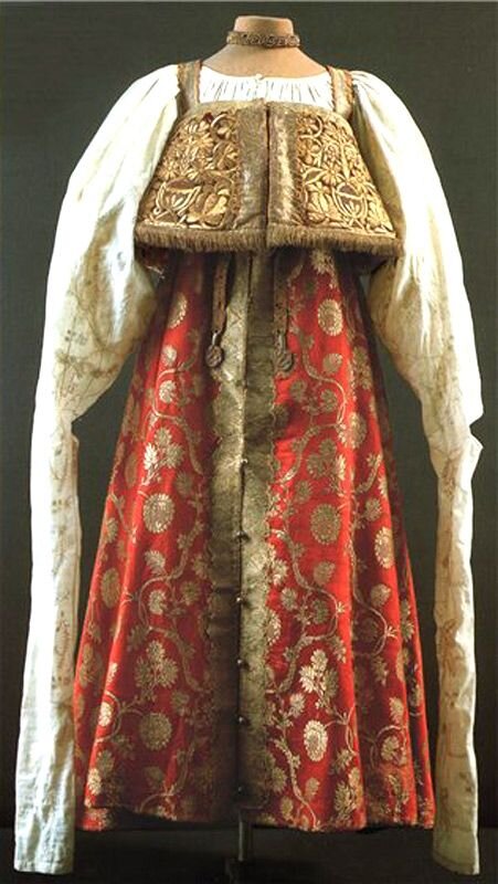 Некоторые рубахи в старину шили с такими длинными рукавами, их собирали и закрепляли браслетами.