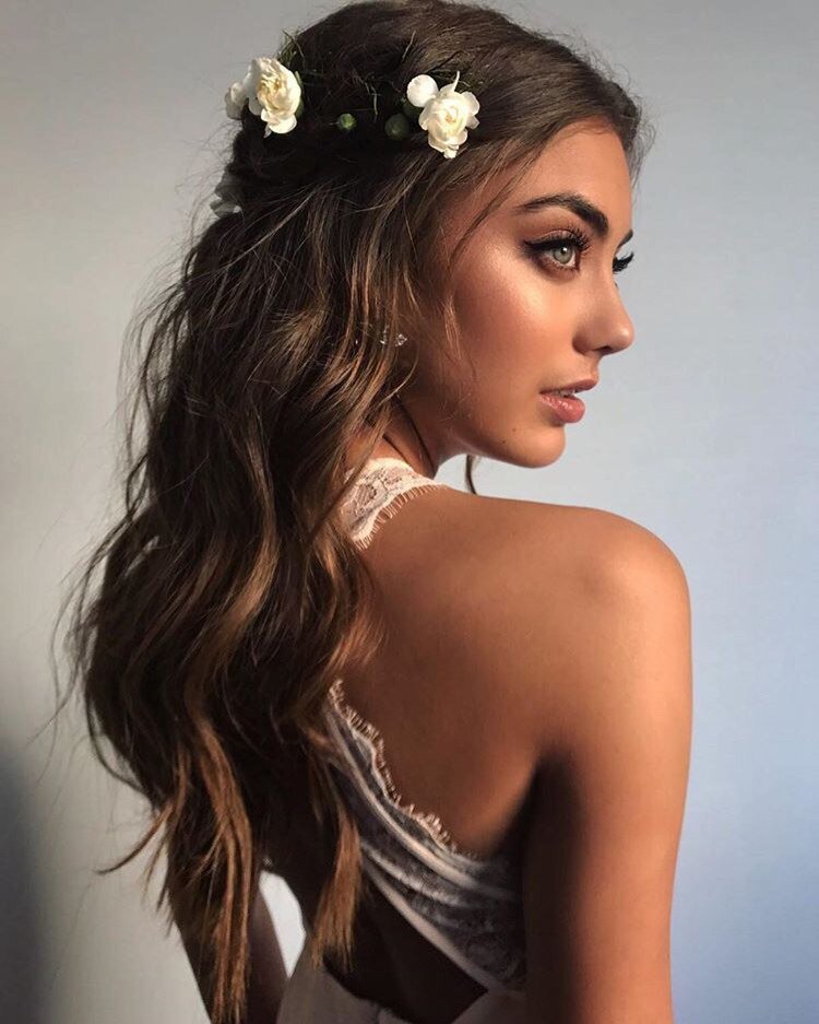 #Уход_за_собой_полезное Правила ухода за окрашенными волосами 

Защитный цвет 
Воздействие ультрафиолета ощущает не только кожа, но и волосы. UVA-излучение способствует их выцветанию, а UVB – потере протеинов. Для того чтобы оказать губительное воздействие на волокна волос, ультрафиолет прежде должен разрушить пигмент, поэтому под горячим солнцем цвет окрашенных волос становится тусклым и неживым. Чтобы этого не произошло, используйте правильные защитные средства. На выбор есть специальные спреи или же средства для стайлинга с фактором SPF. 

Берегите воду 
«Перекись водорода в красителях для волос – это оксидант по своей природе, которому мы сами позволяем изменять структуру волоса и ухудшать его способность удерживать воду, – объясняет научный директор P&G Beauty & Grooming Стив Шил. – Успокойте вашу совесть восстанавливающей маской». 

Внутренняя красота 
«Я честно верю в то, что путь к красивым волосам начинается изнутри, – говорит глобальный креативный директор Wella Professionals Юджин Сулейман. – Для здоровых волос и кожи головы нет ничего лучше, чем добавки на основе биотина, ламинарии и рыбьего жира». 
 
Восстановление 
Нагревающиеся приборы для стайлинга вредят структуре волос. Чтобы не допустить необратимых изменений, защищайте шевелюру перед укладкой термозащитным спреем. 

Забота о кончиках 
Если не отрезать секущиеся кончики, эти повреждения «поползут» вверх. Пусть мастера в салоне их регулярно подрезают, а вы дома отдыхайте с реструктуризирующей маской (она восстановит белковые связи внутри волос) и наносите сыворотку, склеивающую кончики.
Источник:marieclaire.ru