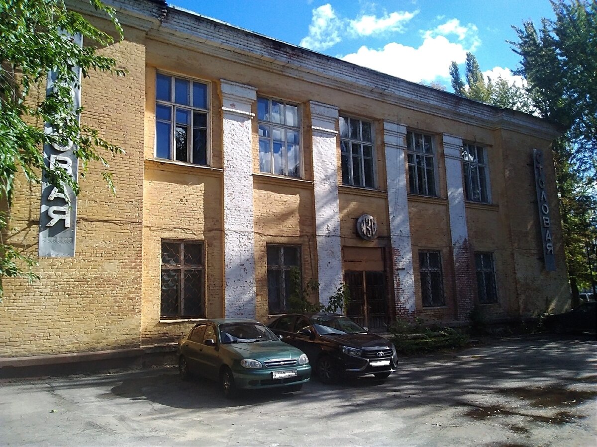 Двухэтажное капитальное здание из силикатного кирпича  и после четверти века вполне пригодно для эксплуатации 