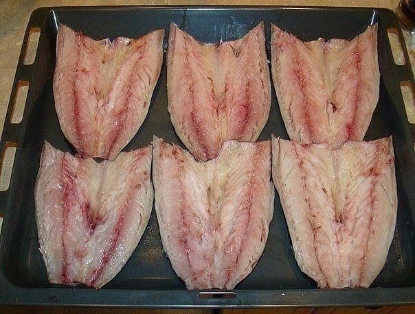 надрезаем вдоль хребта и вытаскиваем из рыбы кость и чистим брюшко