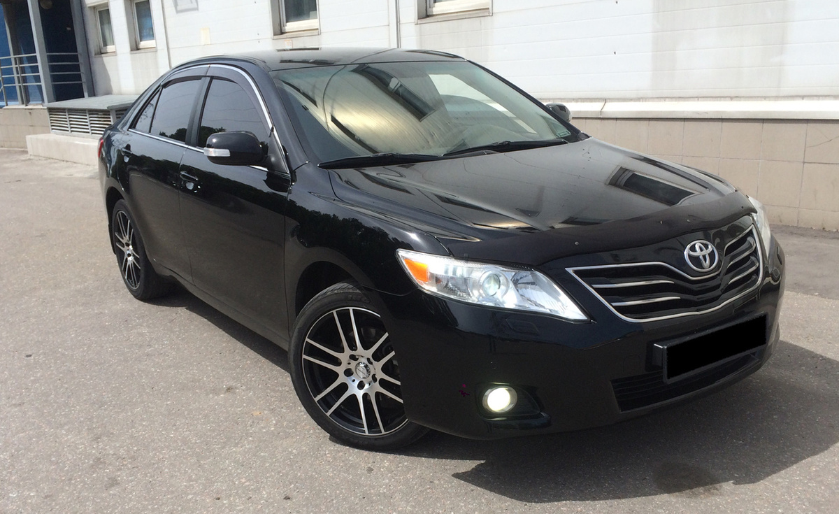 черный автомобиль