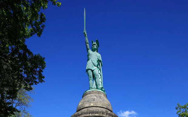 Статуя военного вождя Черуши Арминиус возле Детмольда