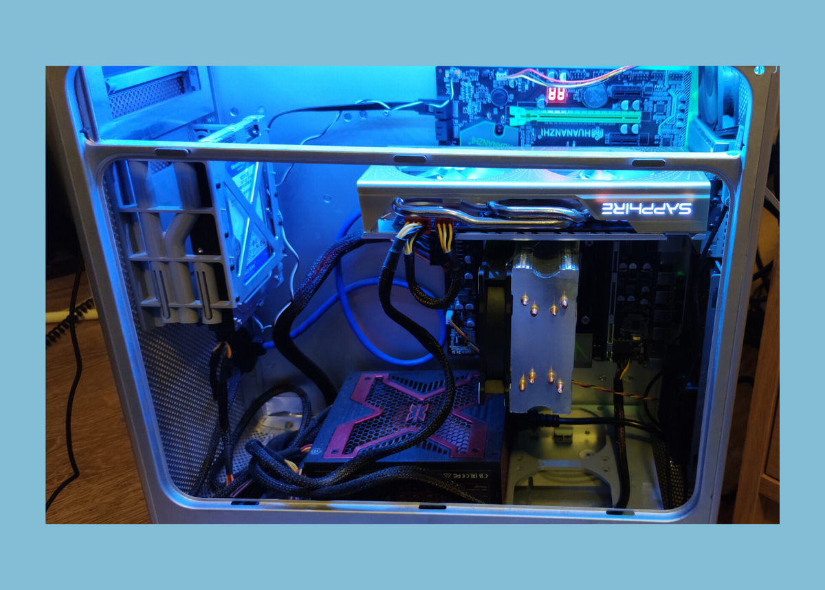 В корпусе от старого Mac Pro. Мне понравился корпус-тёрка и то, что он сделан из железа. Он продувается со всех сторон и много весит без комплектующих. Материнская плата у меня:  Huanan X79 с сокетом 2011, процессор Xeon E5-2689, и видеокарта RX590 на 8 гигабайт. 