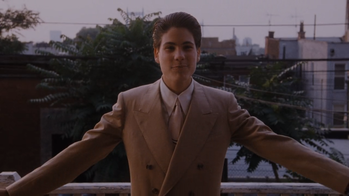 Молодой Генри Хилл показывает Матери обновки