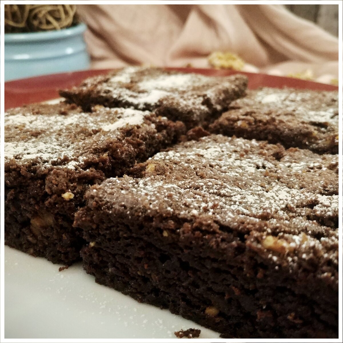  

Нам нужно: - темный шоколад - 350 Г
- сливочное масло- 250 Г
- тростниковый сахар - 250 Г
- яйца - 3 ШТ.
- мука - 85 Г
- грецкие орехи - 100 Г
- дрожжи сухие быстродействующие - 1ч.л.
____________________________
Приготовление:
1. Для начала необходимо растопить шоколад в одной чаше с маслом. Это можно сделать или на водяной бане, или в микроволновке импульсами по 20 секунд, до полного растворения.
2. Тем временем яйца взбить с сахаром до небольшого увеличения массы и её посветления. Затем добавить к яичной массе муку, дрожжи и орехи. 
3. Всё тщательно перемешать. Форму для выпекания смазать маслом и припылить мукой. Это называется "французской рубашкой". Я использую две квадратные формы-резака размером 15х15 см. Разогреть духовку до 170 градусов и выпекать 35-45 минут. Время выпечки может зависеть от духовки. 
4. Теперь дать нашему десерту остыть и только потом извлечь из формы, нарезая на пирожные, посыпанные сахарной пудрой. 
5. И, наконец, наслаждаться и хвалиться. :) ____________________________
Не забываем сохранить себе и поставить лайк мне 😉
