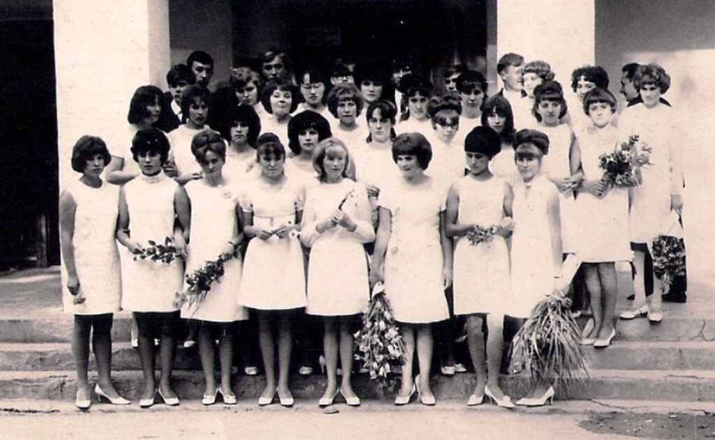 Фото взято из свободных источников. Очень похоже на платье моей мамы. Модный был фасон)))