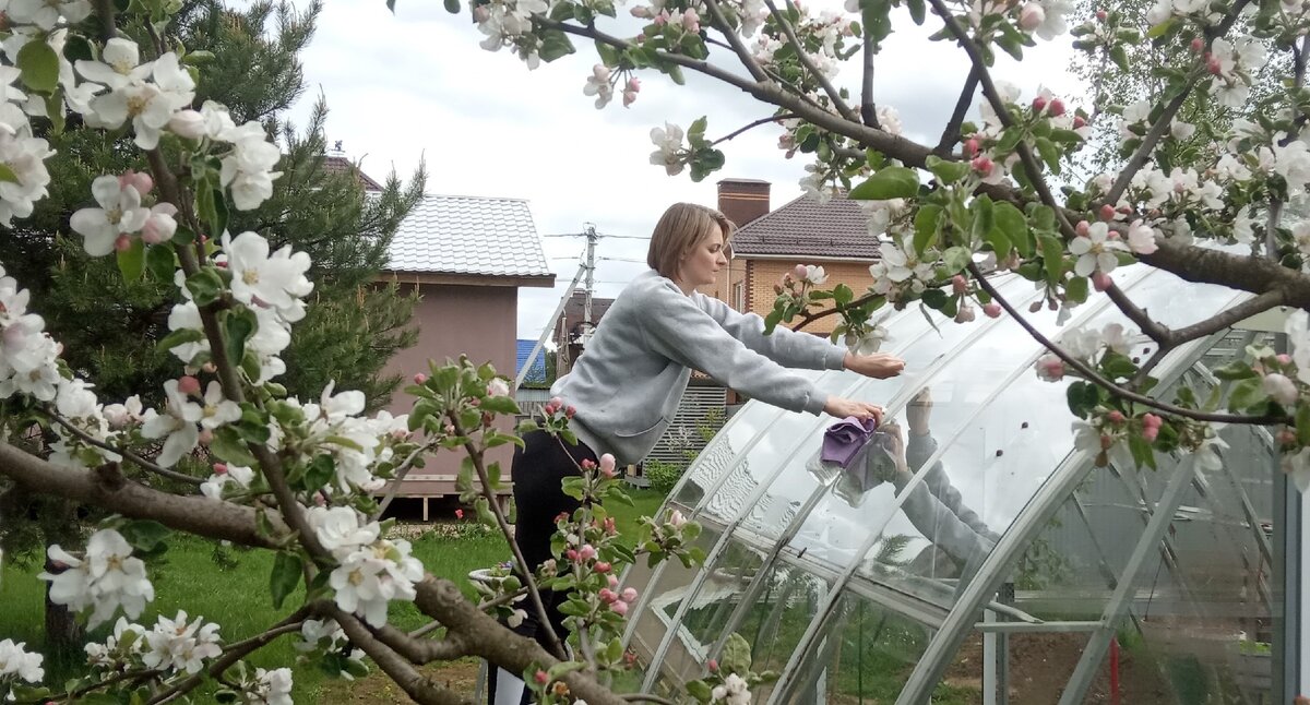 Мыть приходится на стремянке.
