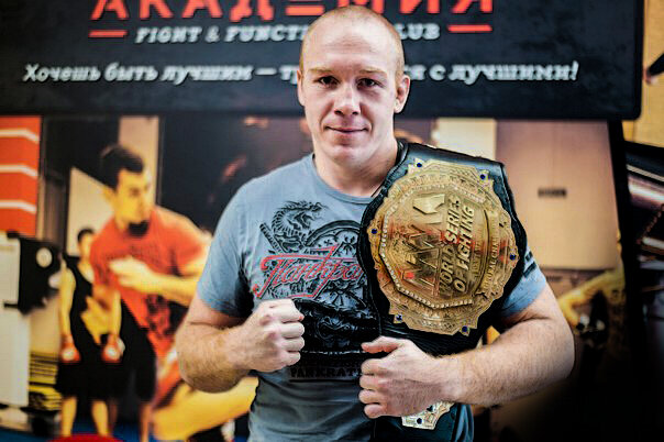 Евгений Ерохин с чемпионским поясом