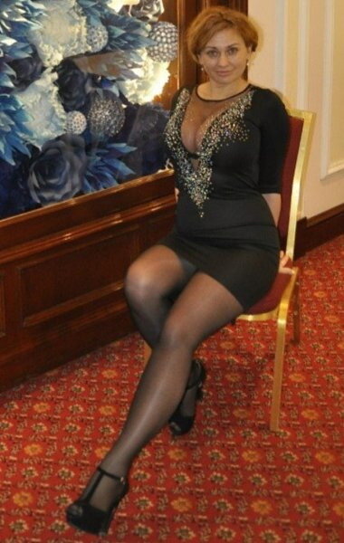 Фото юбке чулках красивая Блузка лестницы молодые женщины ног
