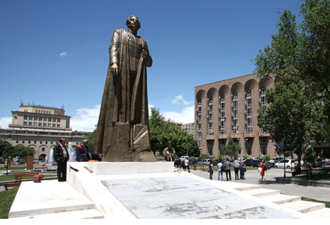 Памятники армянам. Памятник Нжде в Ереване. Статуя Гарегина Нжде в Ереване. Гарегин Нжде памятник. Площадь Гарегина Нжде в Ереване.