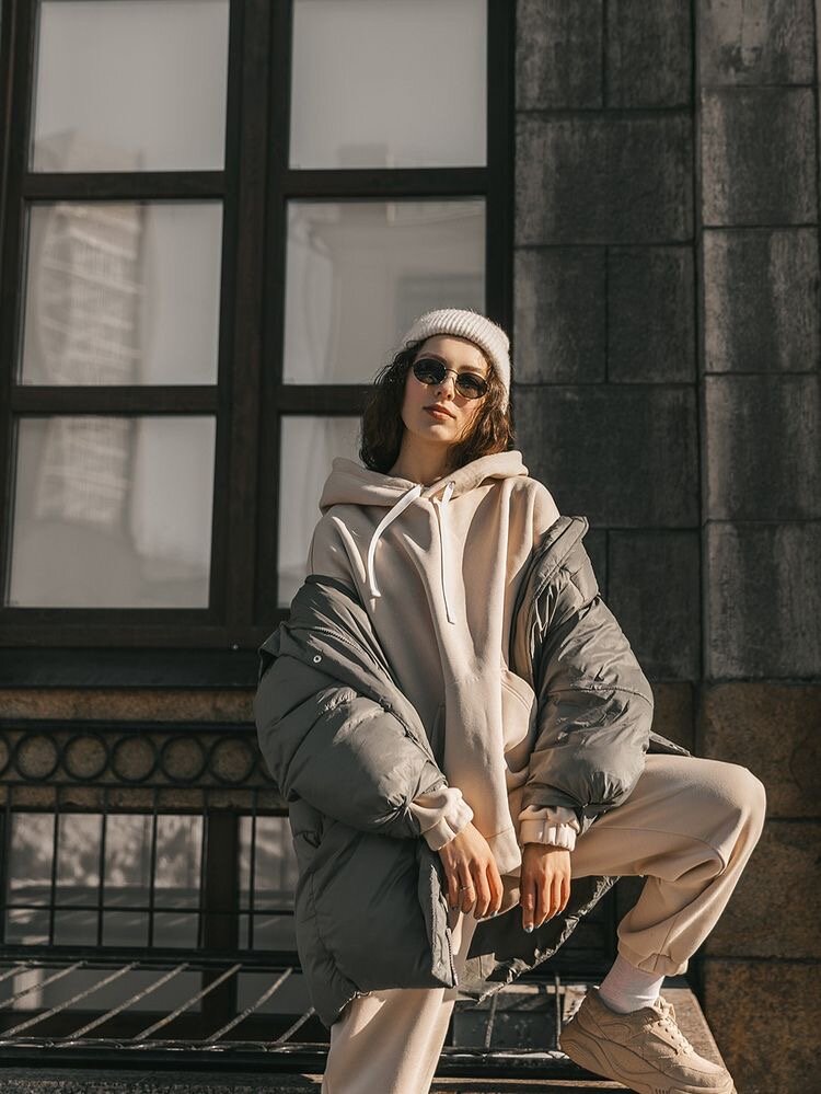 Отличный вариант в пастельных тонах. Не так прост как кажется на первый взгляд. Основная трудность - подобрать сочетающиеся оттенки и текстуры. Минимум аксессуаров, но выглядит привлекательно и опрятно.