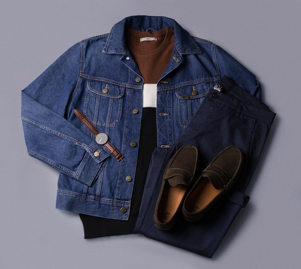 Образ с синими чиносами и футболкой из «вязаного» трикотажа