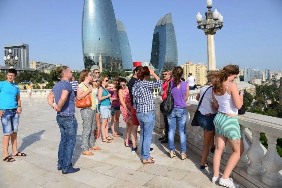 Гид в баку. Азербайджан туризм Баку. Туристы в Баку. Туристы в Баку Азербайджан. Российские туристы в Баку.