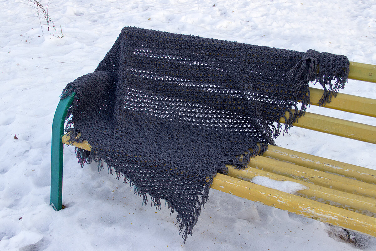 Можно уютно укутаться в шаль и сидеть на диване, глядя на холода за окном.