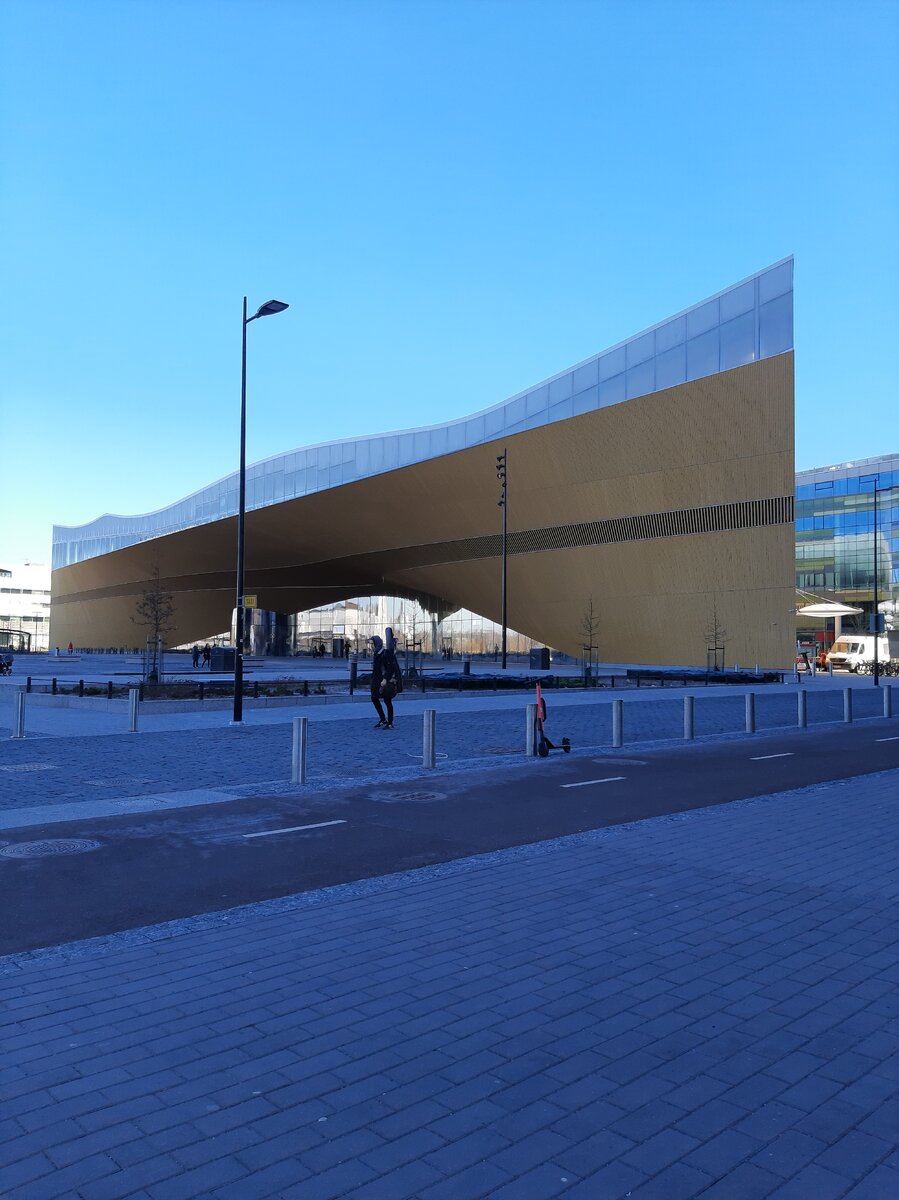 В этом здании необычной формы находится библиотека