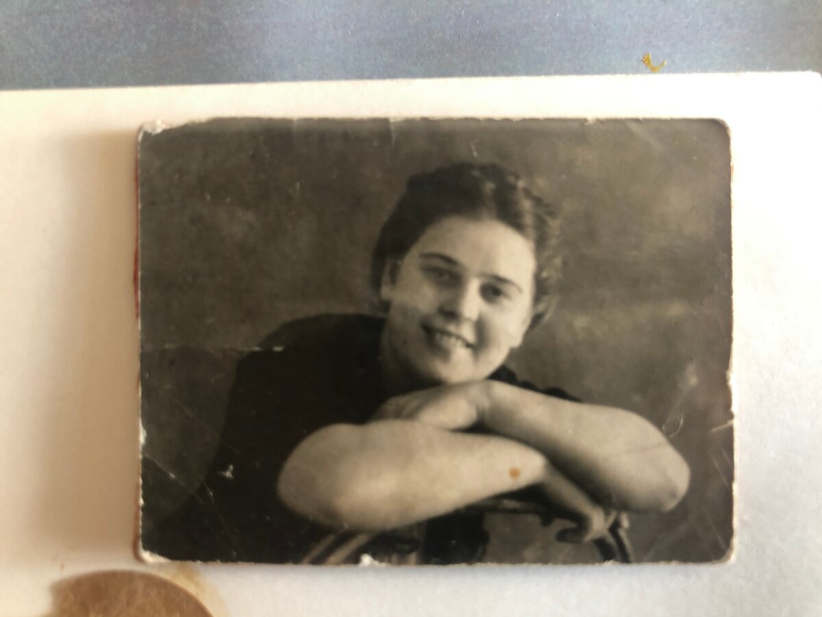 Галина Малышева на фото Константина Симонова для газеты "Звезда", 1944 год.
