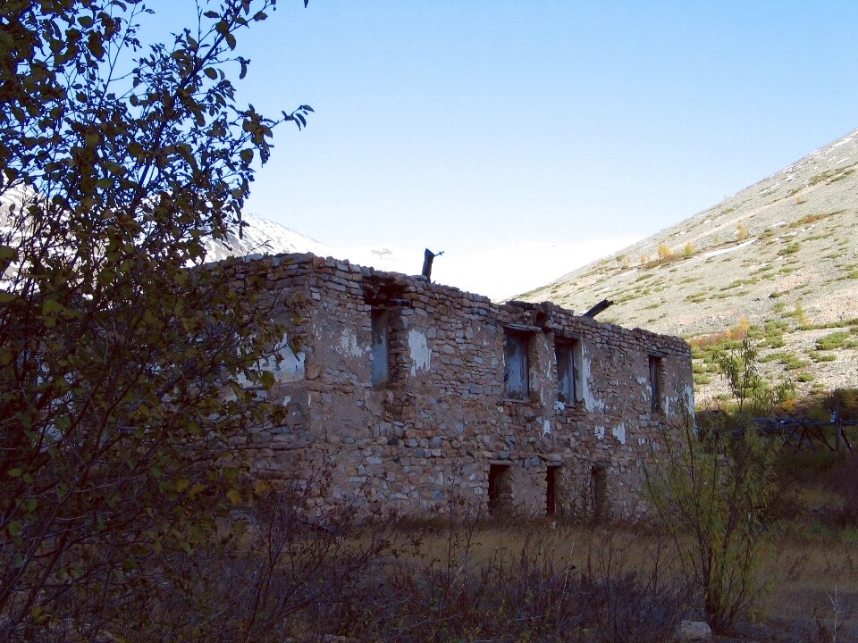 По всей видимости это бывший административный корпус ИТЛ "Бутугычаг"