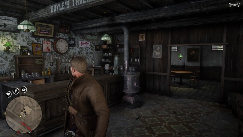 Rockstar предельно бескомпромиссны в своём желании показать эпоху. Это была жестокая пора, и сцены нас ждут жестокие и натуралистичные. А ещё конец XIX века — время довольно неспешное по сравнению с нынешним, и RDR2 получилась точно такой же: минимум половину игрового процесса вы будете тратить на путешествие из одной точки в другую. Нужны патроны для любимой винтовки? Что ж, прыгаем на лошадь и скачем несколько километров до ближайшего города. Почти для любой игры это стало бы приговором: согласитесь, очень скучно часами галопировать туда-сюда.Но в Red Dead Redemption 2 эту проблему разработчики решили сразу несколькими способами. Во-первых, наш лагерь регулярно переезжает, так что кататься приходится разными маршрутами. Во-вторых, природа настолько красивая и разнообразная, что ею любуешься вне зависимости от того, первый раз ты едешь этой дорогой или двадцатый. В-третьих, по карте раскидано такое астрономическое количество случайных встреч, что любая мало-мальски длинная поездка оборачивается приключением. В-четвёртых, ты регулярно отвлекаешься на выслеживание дичи. В-пятых, иногда игра заменяет длинные путешествия атмосферными роликами. Чёрт, не просто роликами — настоящими клипами на красивейшие кантри-композиции!Вся эротика в игре ограничивается живописью. На более откровенный контент можете не рассчитывать: у вас не получится снять проститутку (чувствую, на этом месте четверть поклонников серии GTA потеряла интерес к игре), зато похабность некоторых песенок заставит поперхнутьсяКроме неспешности, на атмосферу работает дотошный реализм. Оружие надо смазывать, пищу — самому жарить на костре, за лошадьми — ухаживать... В мире игры сталкиваешься с кучей рутины, которая при этом совершенно не раздражает, — напротив, испытываешь чисто ролевое погружение в происходящее. Red Dead Redemption 2 посматривает в сторону RPG столь часто, что тут даже есть миссия, где хозяин салуна просит перебить крыс. А местный симулятор рыбалки я вообще назвал бы лучшим в истории: мне, совсем как в жизни, ни разу не удалось ничего поймать на блесну. Вот это реализм!Салун, где мне предстояло убивать крыс. Надо запомнить, что ходить в него не стоит...Вся неспешность, дотошность и историчность делают Red Dead Redemption 2 «любимой игрой вашего дедушки». Безусловно, когда надо, происходящее взрывается ураганным действием, а счёт убитых противников идёт на десятки, но большую часть времени игра не трясёт чем-нибудь развлекательным у тебя перед носом, а просто позволяет спокойно погрузиться в свой мир. Ведь именно он — главное сокровище RDR2, основной источник удовольствия и то, ради чего это всё создавалось.